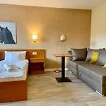 酒店 Friesenhof Hotel-restaurant-reitanlage 特拉森海德